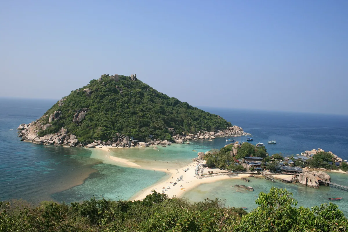 A view from above of Nang Yuan, with the white sandbar joining its three islets