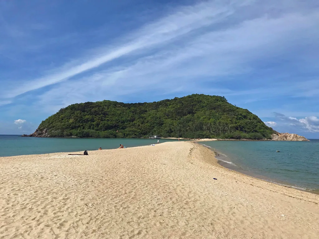 The sandbar joining Mae Haad beach to Koh Ma island
