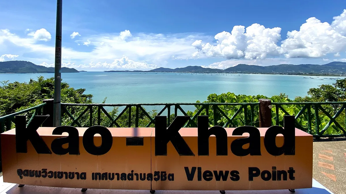 The Kao Khad viewpoint sign with the bay behind it