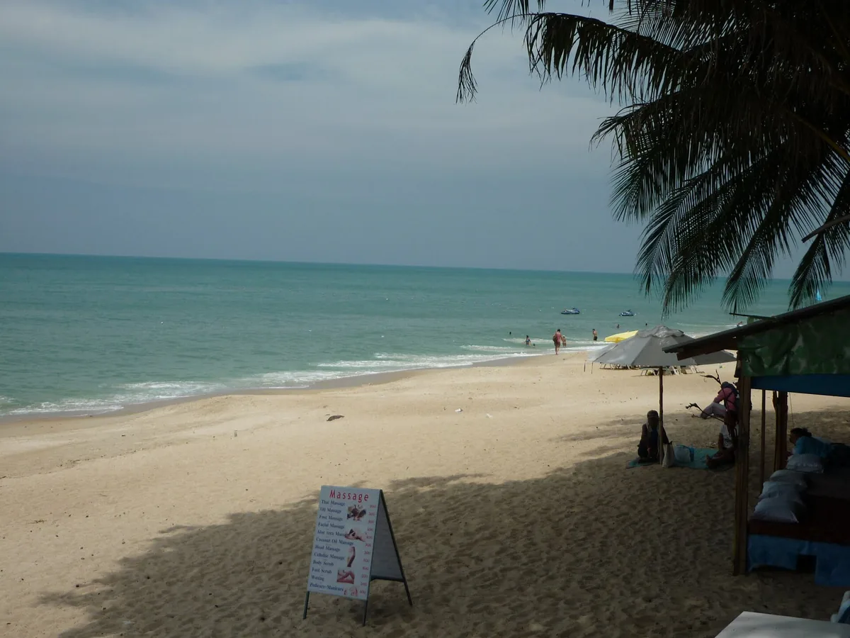 Lamai beach on Koh Samui, palms along the sand