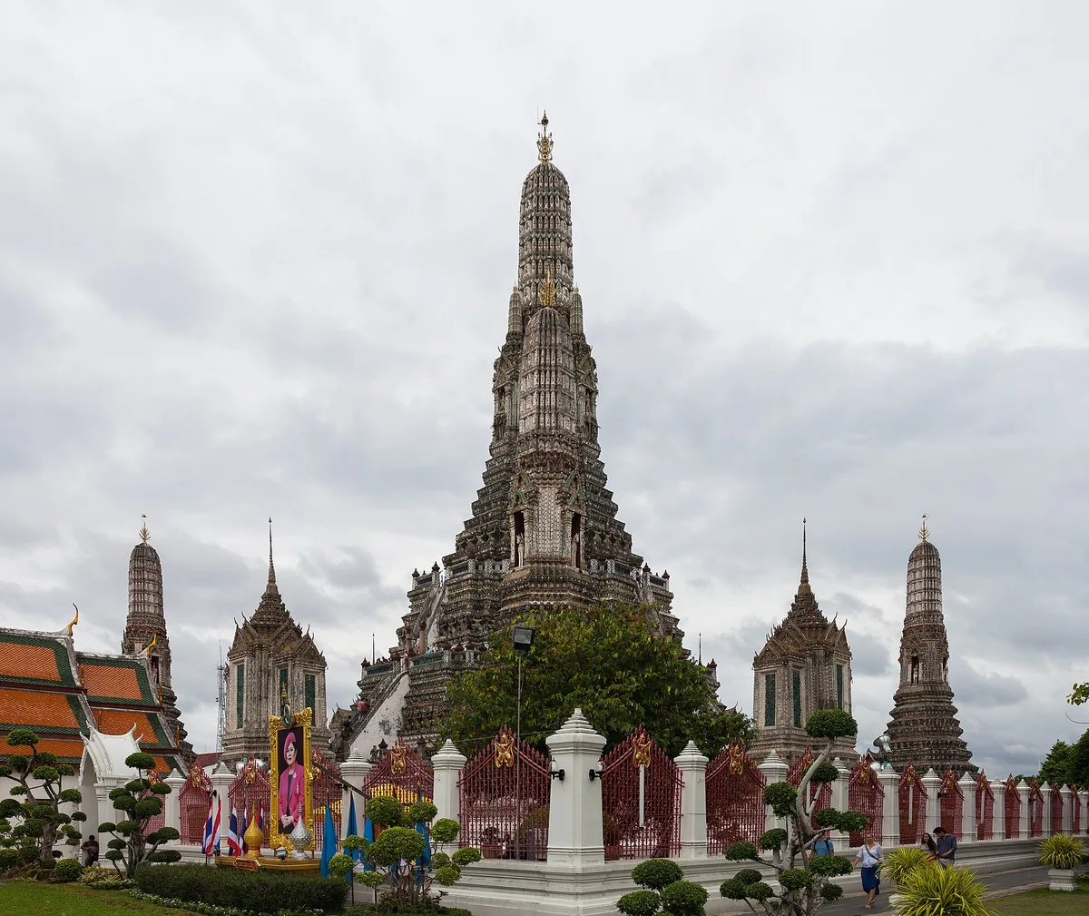 A tall central prang covered in porcelain mosaic, ringed by smaller spires and a white fence